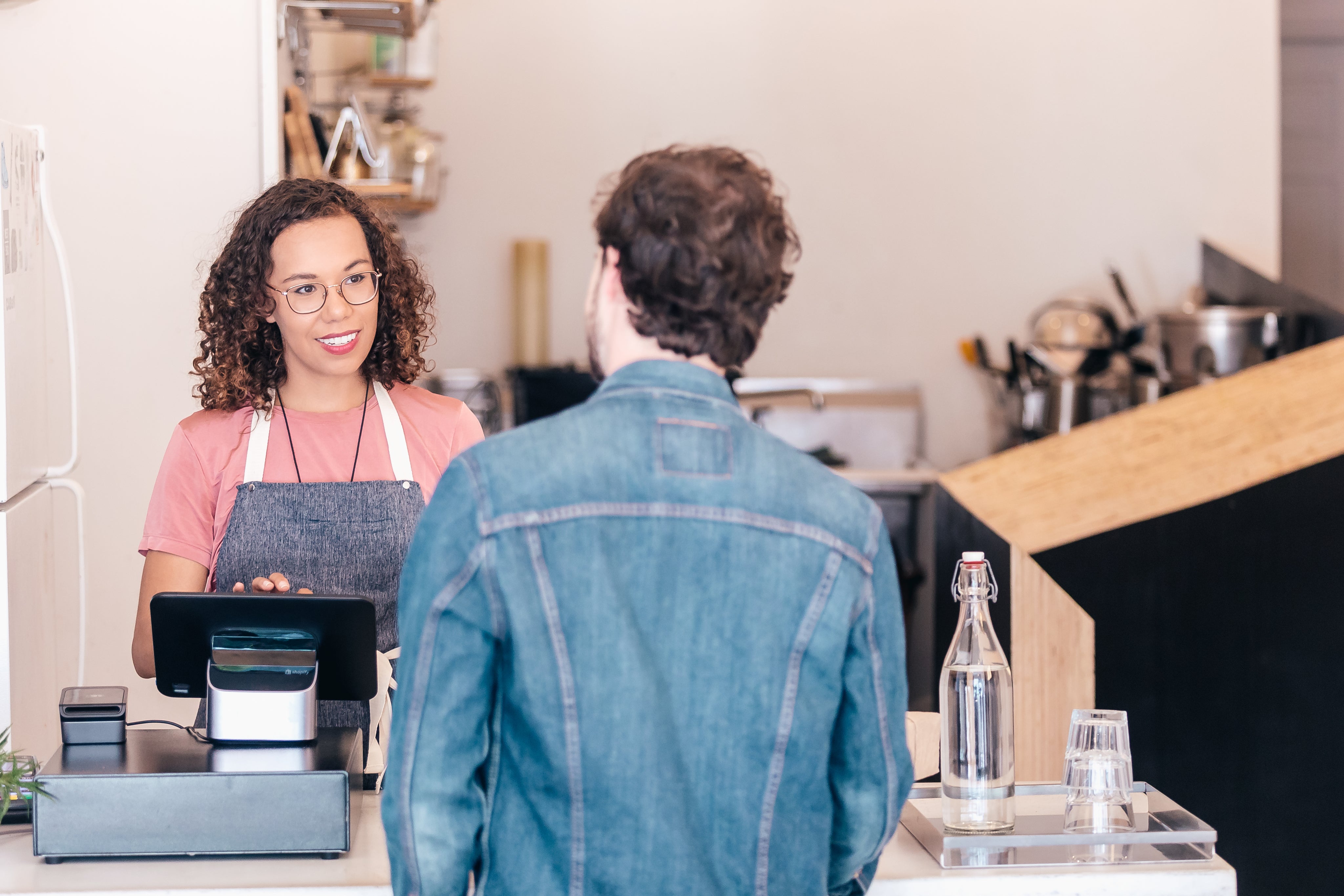 Shopper entering a mall and making payment at the center, representing Qartelier’s seamless and secure fitness shopping experience